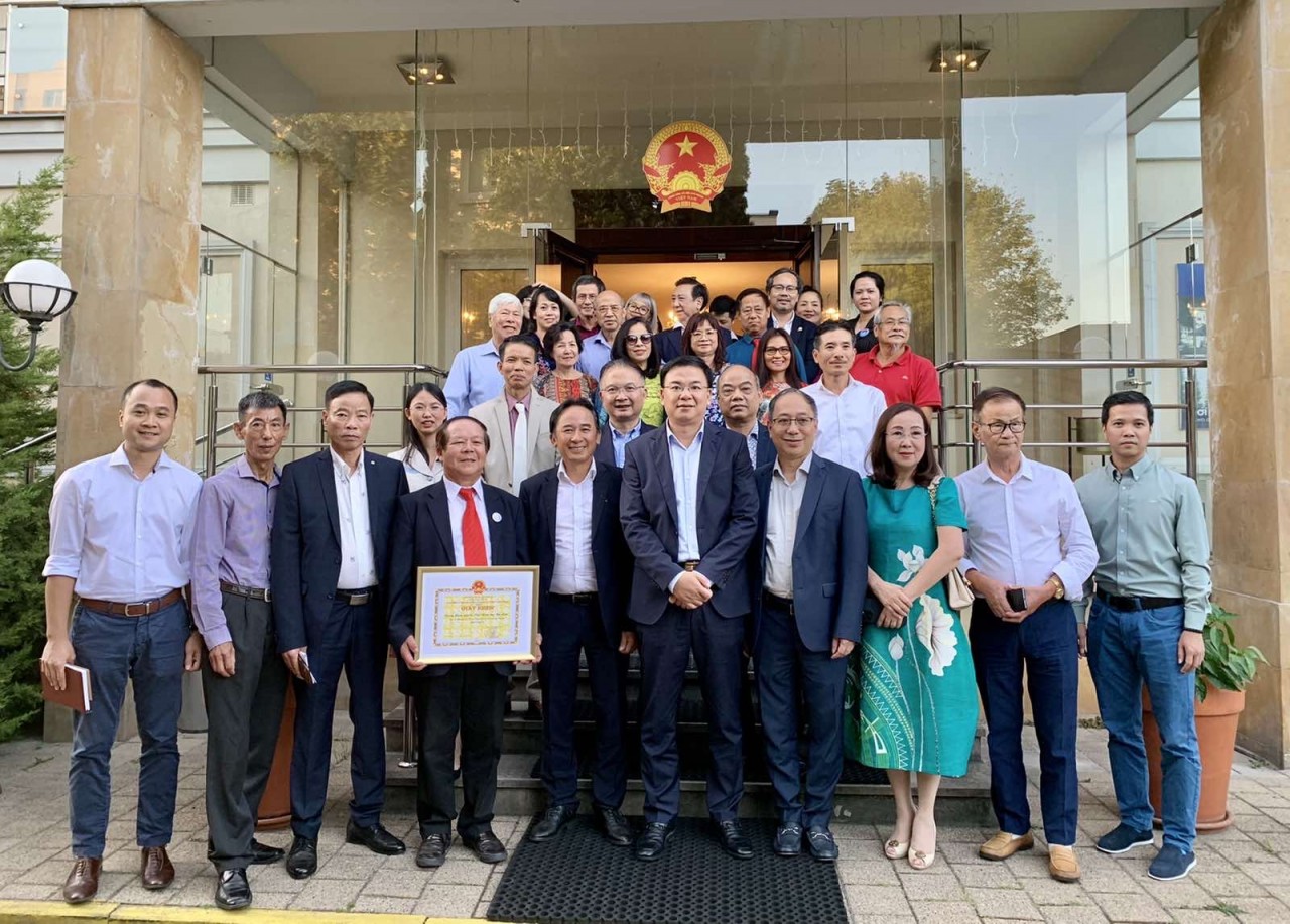 Thứ trưởng Phạm Quang Hiệu gặp mặt, trao đổi với cộng đồng người Việt Nam tại Ba Lan