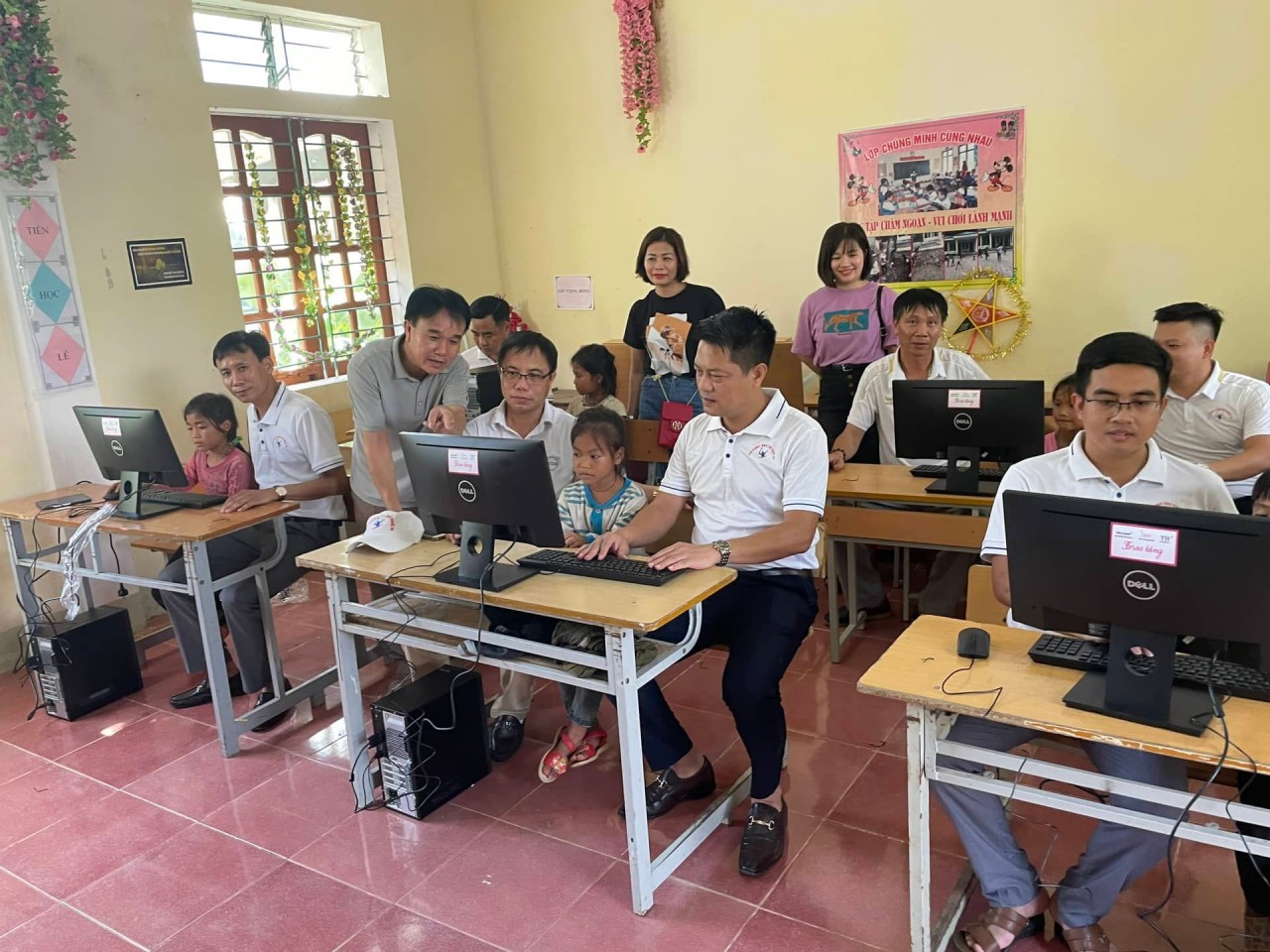 Hàng trăm suất quà đến với trẻ em miền núi huyện Con Cuông (Nghệ An)