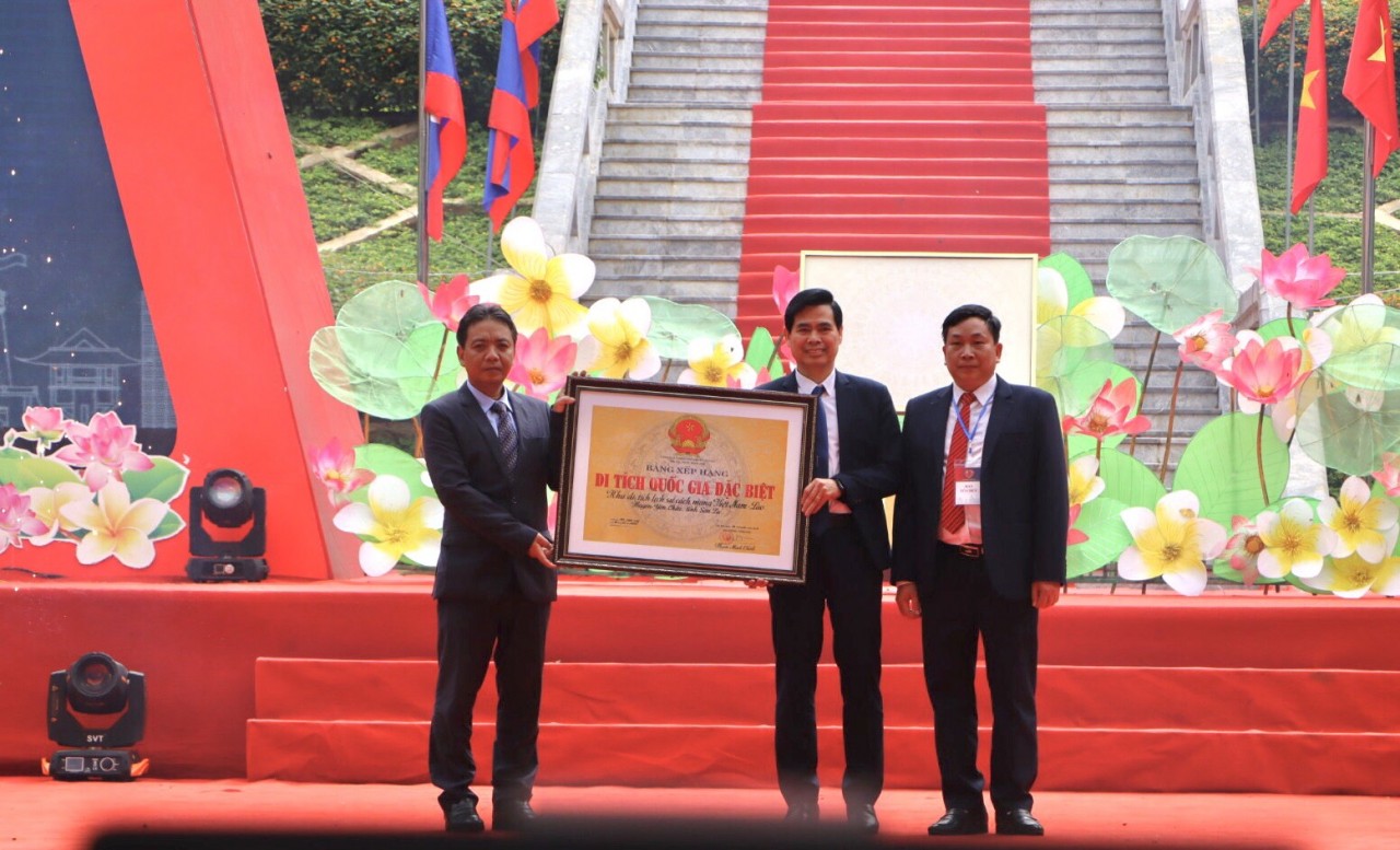 đại diện Bộ Văn hóa, Thể thao và Du lịch đã công bố và trao Quyết định số 93/QĐ-TTg ngày 18/01/2022 của Thủ tướng Chính phủ về việc xếp hạng di tích quốc xếp hạng quốc gia đặc biệt Khu di tích lịch sử cách mạng Việt Nam - Lào, tại bản Lao Khô 1, xã Phiêng Khoài, huyện Yên Châu, Sơn La (Ảnh: Quốc Khánh).
