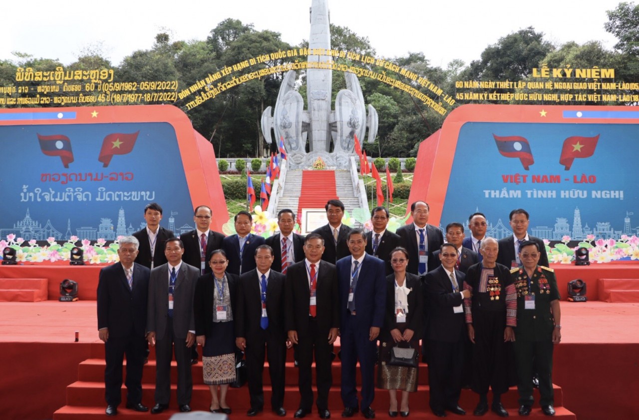 Nhiều đại biểu chụp ảnh lưu niệm tại khu du tích (Ảnh: Quốc Khánh).