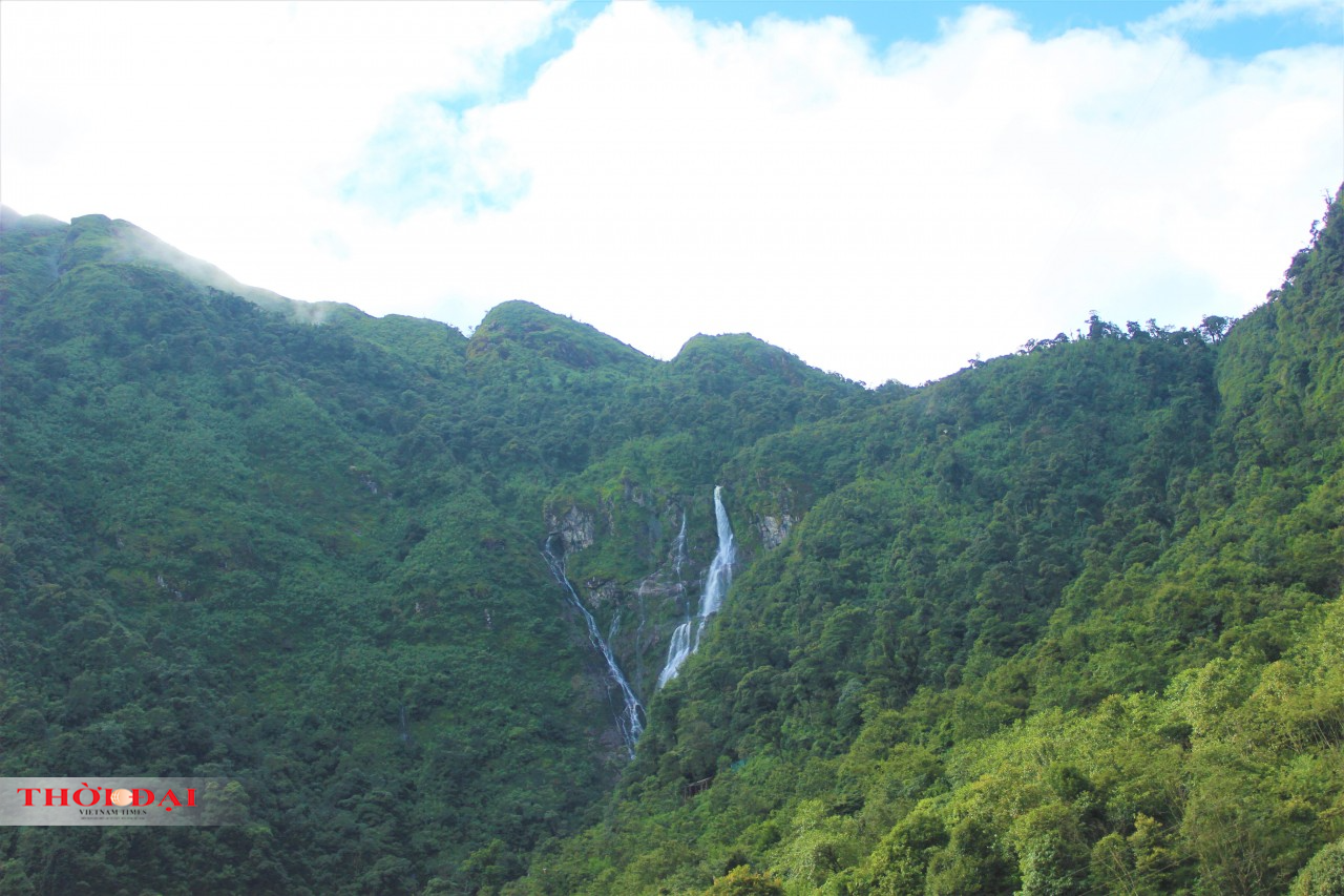 Bên cạnh trải nghiệm tại Cầu kính Rồng Mây, du khách có thể khám phá những thác nước đẹp thơ mộng. Bên cạnh trải nghiệm tại Cầu kính Rồng Mây, du khách có thể khám phá những thác nước đẹp thơ mộng.