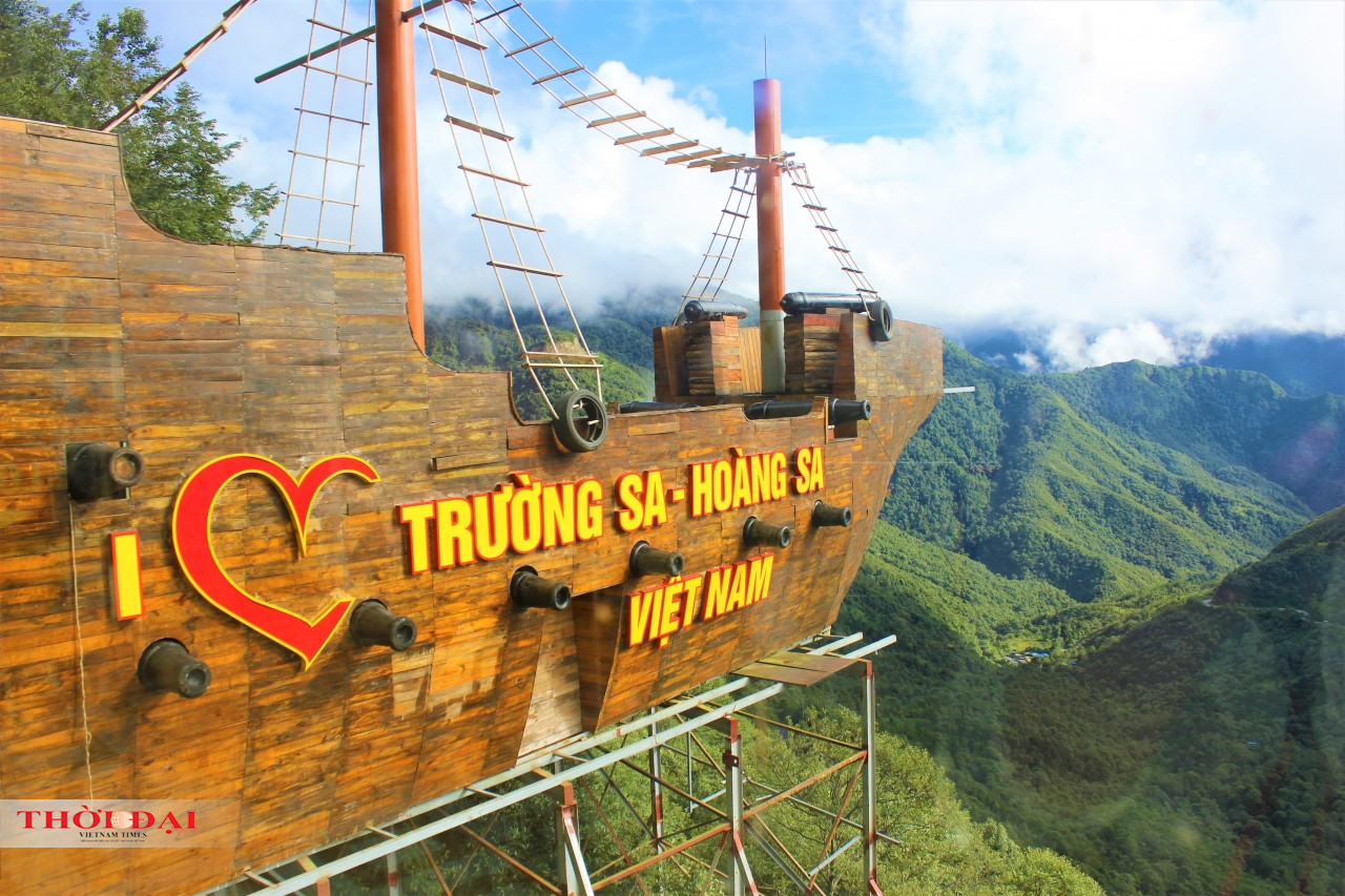 Cầu kính Rồng Mây - “dảy lụa” bay lưng chừng đỉnh trời Lai Châu Cầu kính Rồng Mây - “dảy lụa” bay lưng chừng đỉnh trời Lai Châu