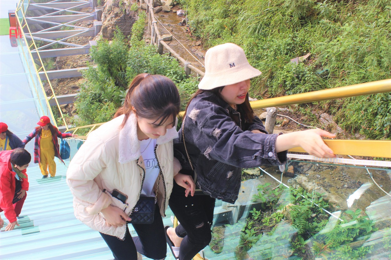 Cầu kính Rồng Mây - “dảy lụa” bay lưng chừng đỉnh trời Lai Châu Cầu kính Rồng Mây - “dảy lụa” bay lưng chừng đỉnh trời Lai Châu