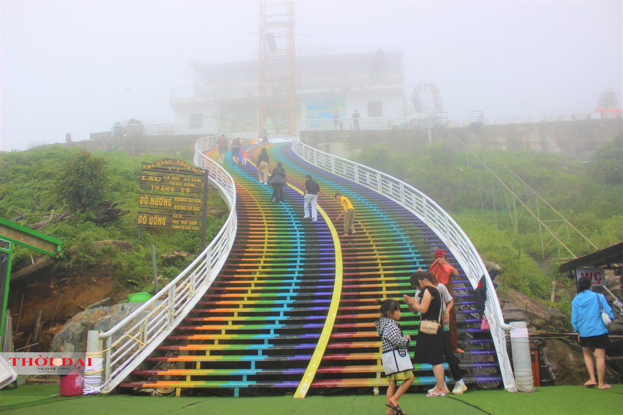 Cầu kính Rồng Mây - “dảy lụa” bay lưng chừng đỉnh trời Lai Châu Cầu kính Rồng Mây - “dảy lụa” bay lưng chừng đỉnh trời Lai Châu