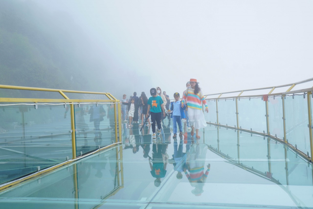 Cầu kính Rồng Mây - “dảy lụa” bay lưng chừng đỉnh trời Lai Châu Cầu kính Rồng Mây - “dảy lụa” bay lưng chừng đỉnh trời Lai Châu