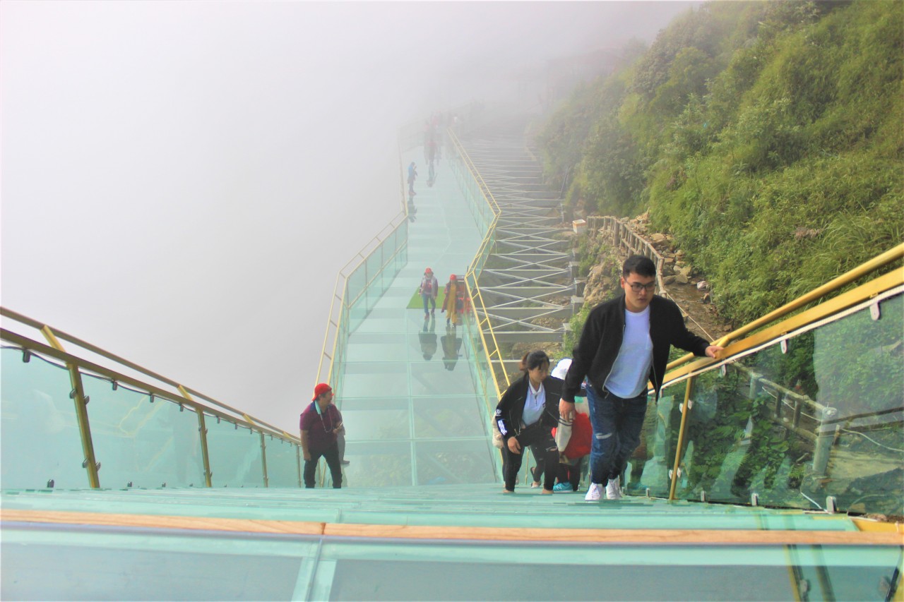 Cầu kính Rồng Mây - “dảy lụa” bay lưng chừng đỉnh trời Lai Châu Cầu kính Rồng Mây - “dảy lụa” bay lưng chừng đỉnh trời Lai Châu