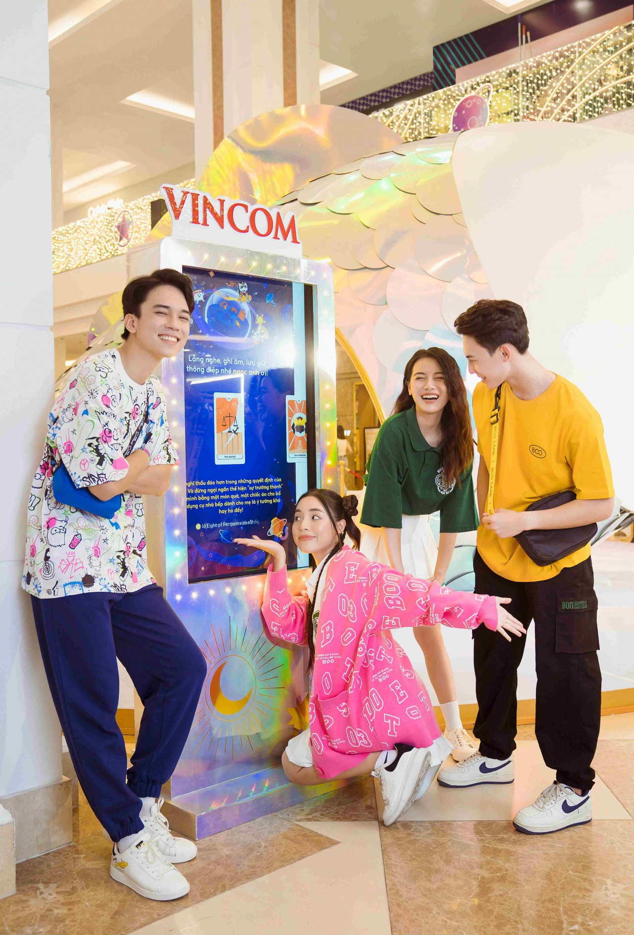 Các bạn trẻ yêu thích nghệ thuật đương đại cũng sẽ có cơ hội thưởng thức các tác phẩm hội họa và sắp đặt từ chất liệu sơn mài và lụa tại triển lãm “Sợi kết nối” diễn ra từ 25/08 – 11/09 tại Trung tâm nghệ thuật đương đại Vincom (VCCA) tại Vincom Mega Mall Royal City.