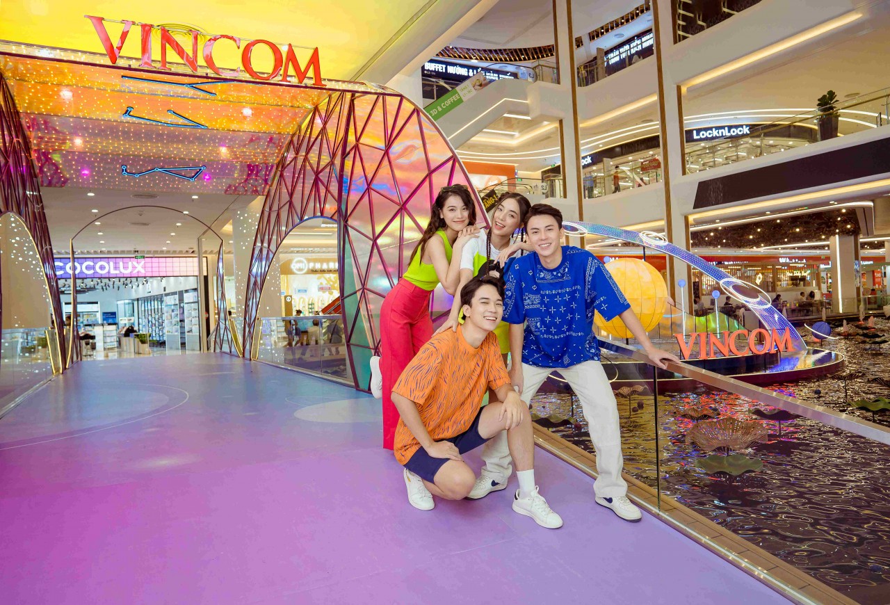 Giới trẻ Hà Thành có thêm 1 điểm check-in “chuẩn gu” cá tính với một không gian lấp lánh với siêu trăng và hệ hành tinh giữa Thác nước công nghệ và Phi thuyền cá chép được cách điệu với chất liệu phản quang ánh sáng, tạo nên một góc check-in đậm chất “nghệ” và sáng tạo. 