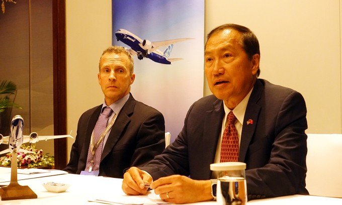 Ông Michael Nguyễn (phải) và ông Craug Abler, Giám đốc cấp cao chuỗi cung ứng khu vực châu Á của Boeing. Ảnh: Anh Tú