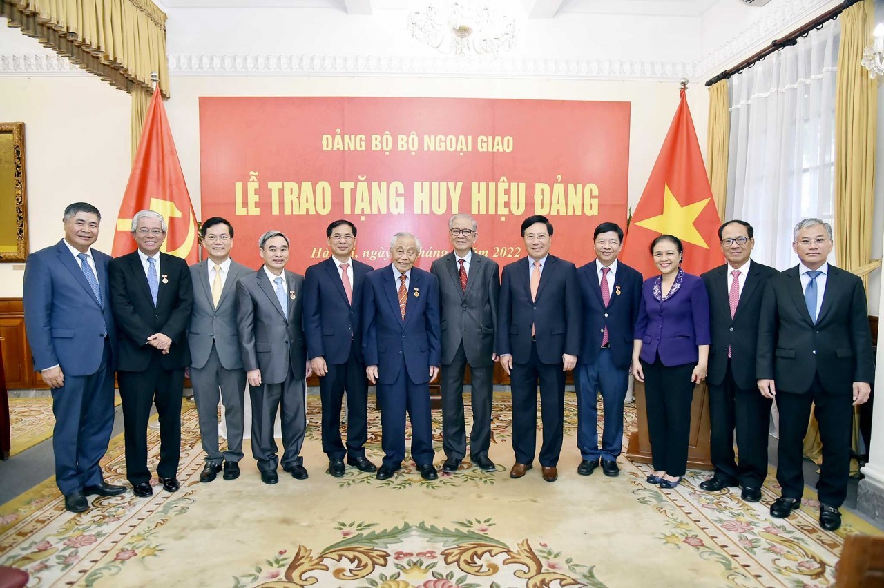 Trao Huy hiệu 75 năm tuổi Đảng cho nguyên Phó Thủ tướng Nguyễn Mạnh Cầm