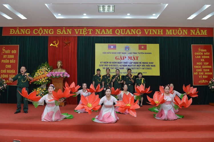 Văn nghệ chào mừng.