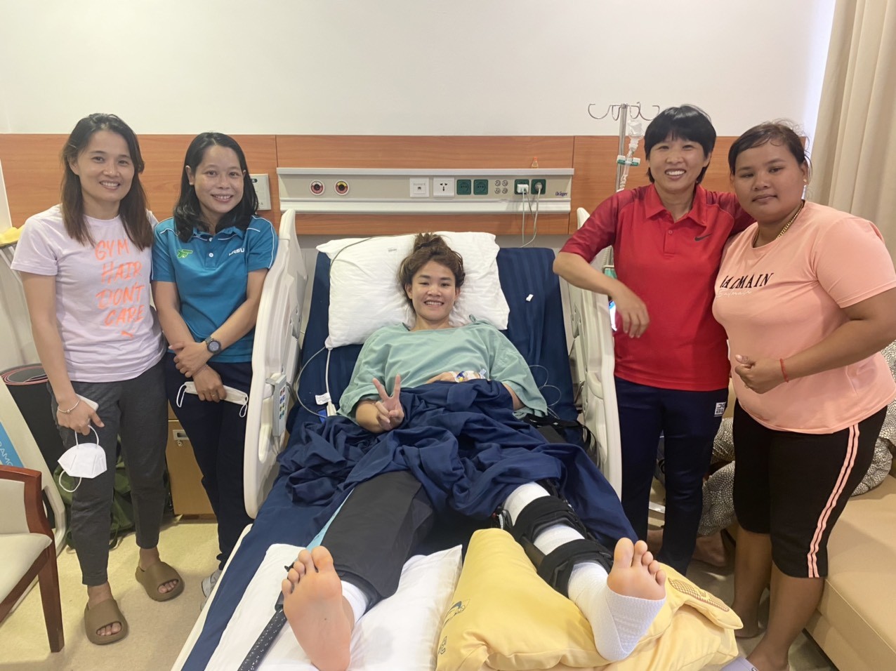 1 ngày sau phẫu thuật, VĐV Chương Thị Kiều đã hoàn toàn ổn định về sức khỏe và tâm lý, vui mừng chào đón HLV Đoàn Kim Chi và các đồng đội tại CLB TP. Hồ Chí Minh 1 tới thăm.