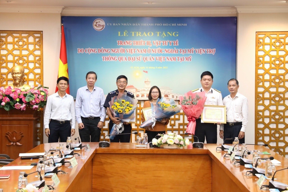 Kiều bào Mỹ viện trợ trang thiết bị y tế trị giá hơn 53.000 USD cho TP.HCM