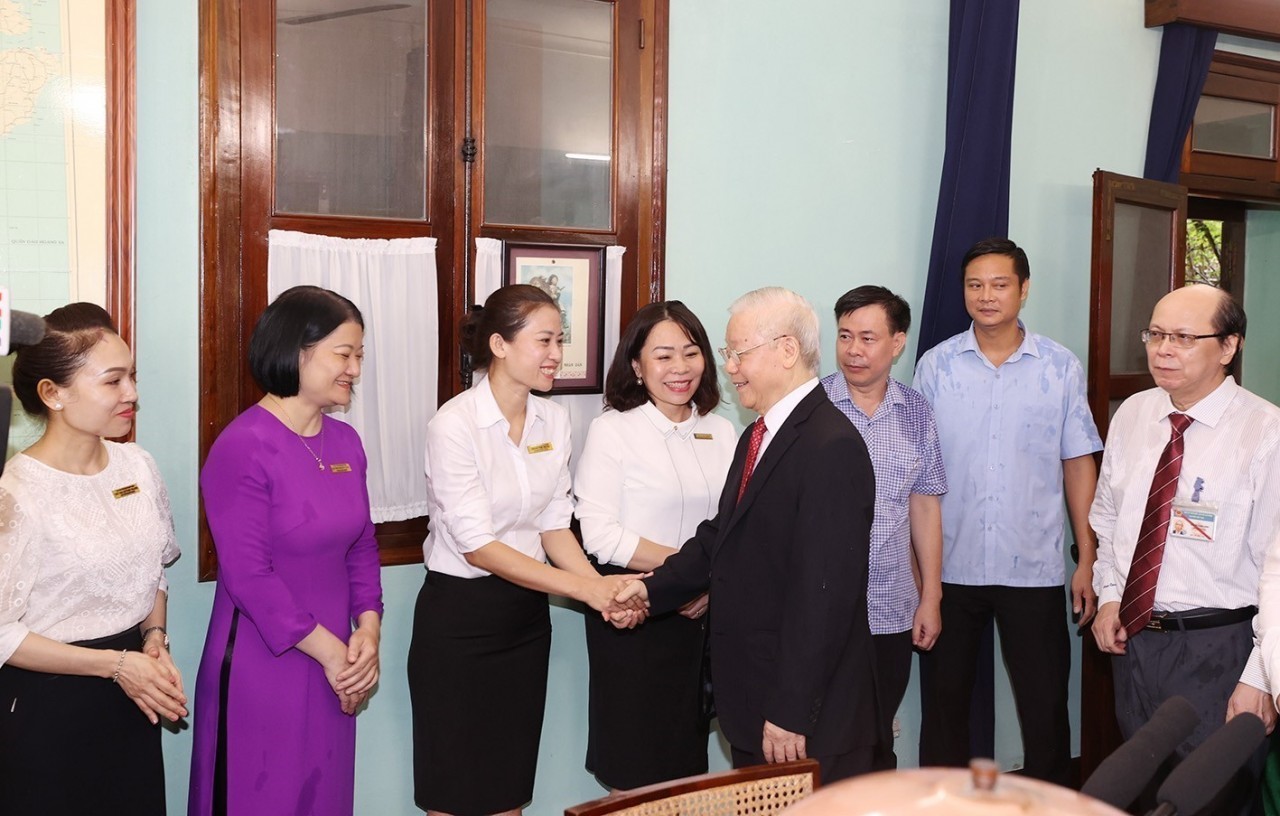 Tổng Bí thư dâng hương tưởng niệm Chủ tịch Hồ Chí Minh