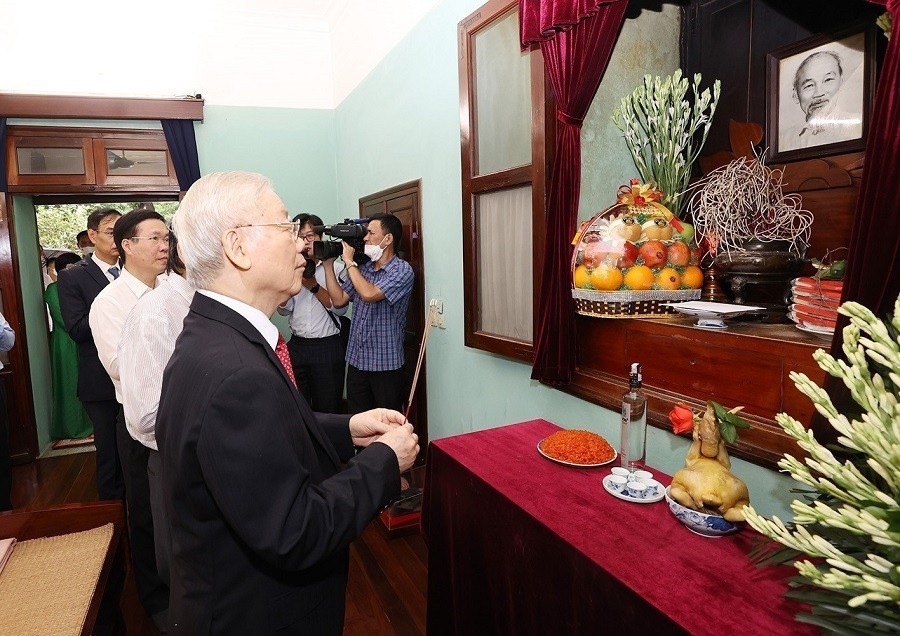 Tổng Bí thư dâng hương tưởng niệm Chủ tịch Hồ Chí Minh