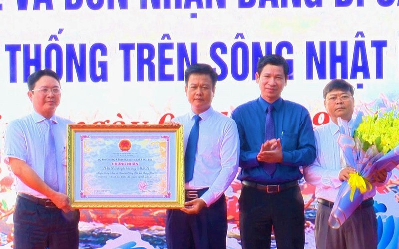 Đón bằng công nhận Di sản văn hóa phi vật thể cấp quốc gia lễ hội đua thuyền truyền thống sông Nhật Lệ