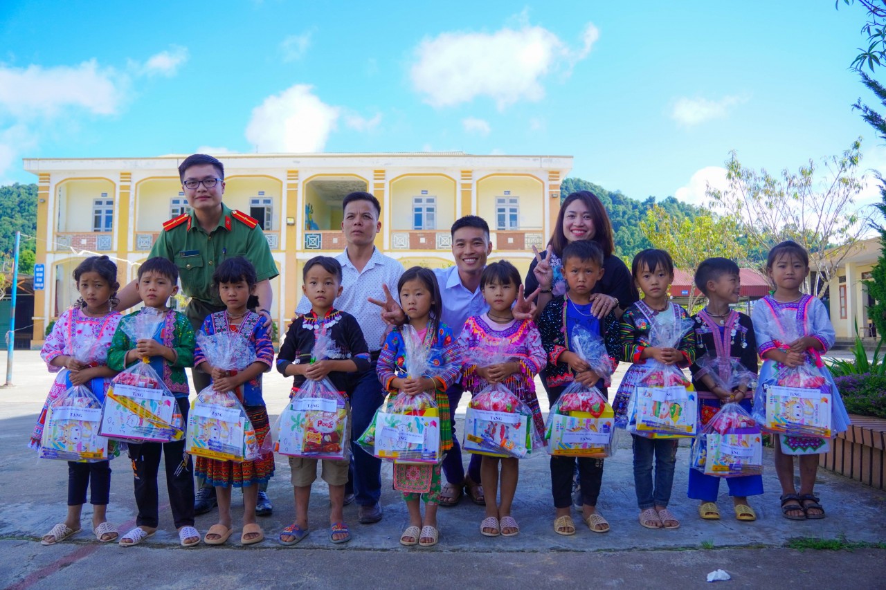 Nhiều đoàn công tác từ miền xuôi lên đã trao những món quà ý nghĩa nghĩa cho “những mầm non núi rừng”, nhằm khích lệ tinh thần học tập của các em.
