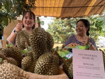 Lễ hội sầu riêng Prông Pắk thu hút người dân và du khách