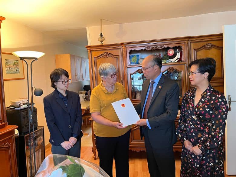 Đại sứ Đinh Toàn Thắng thăm hỏi và chia buồn với gia quyến Raymonde Dien 