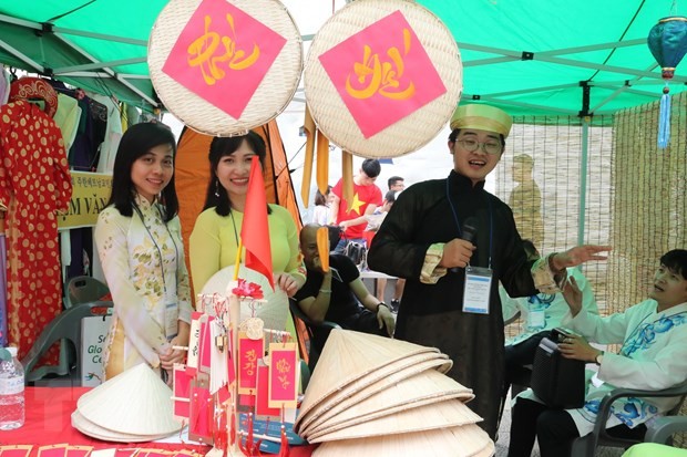 Gian hàng vẽ thư pháp trên giấy, trên nón lá tại Lễ hội văn hóa Việt Nam lần thứ 9, năm 2019