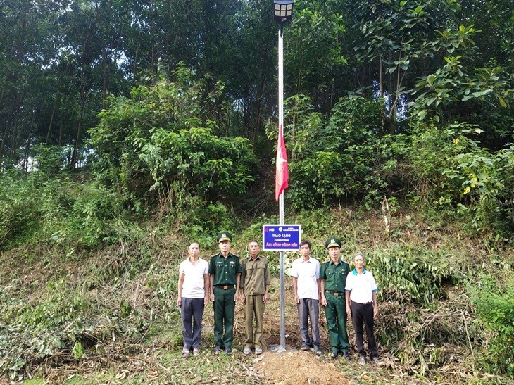 Đại diện Ban Chỉ huy Đồn Biên phòng Làng Mô bàn giao công trình cho bản Cổ Tràng (Ảnh: Hoài Nam