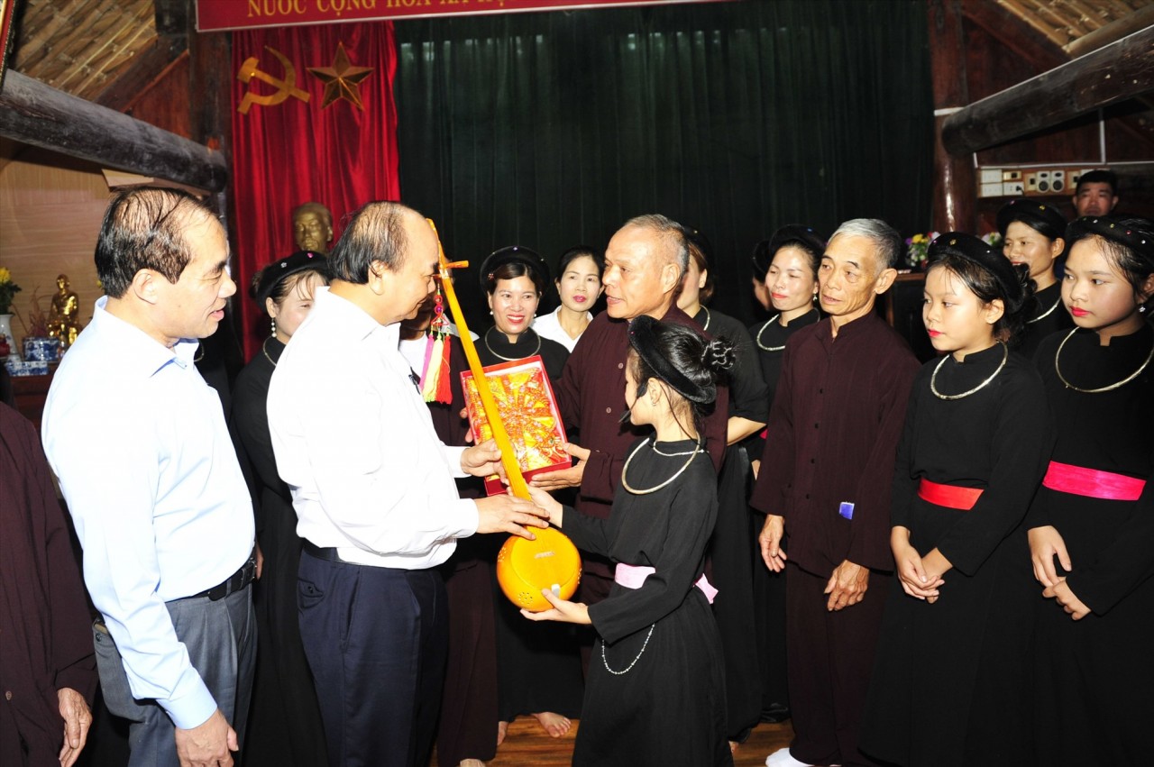 Chủ tịch nước thăm và nói chuyện với các nghệ nhân tại câu lạc bộ Then thôn Tân Lập, xã Tân Trào (Sơn Dương, Tuyên Quang).