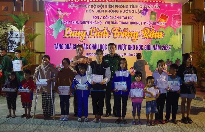 Đại diện các đơn vị trao 30 suất học bổng cho học sinh nghèo vượt khó học giỏi trên địa bàn 2 xã Hướng Việt, Hướng Lập. Ảnh: Đình Tiến