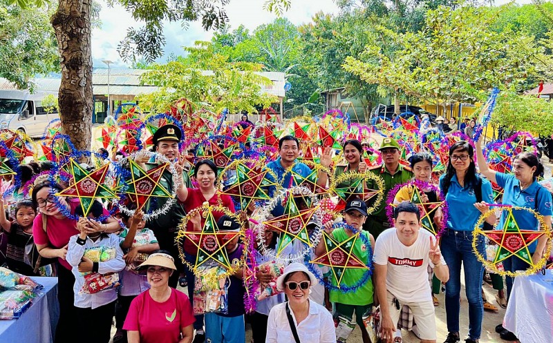 Tuổi trẻ Công an Quảng Nam và các thành viên đoàn từ thiện chung vui Tết Trung thu sớm cùng các em học sinh (Ảnh: Báo Công an nhân dân).)