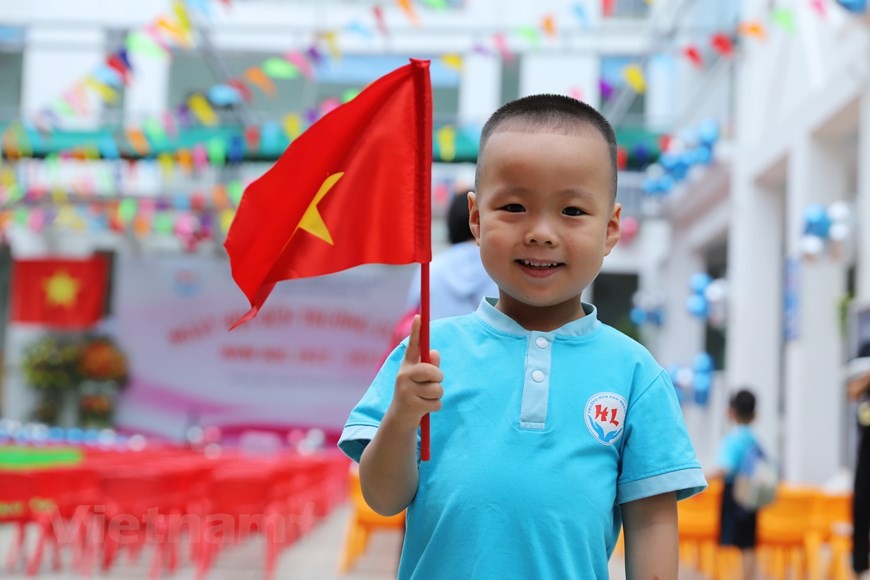 [Photo] Không khí hân hoan của học sinh Thủ đô trong ngày khai giảng | Giáo dục | Vietnam+ (VietnamPlus)