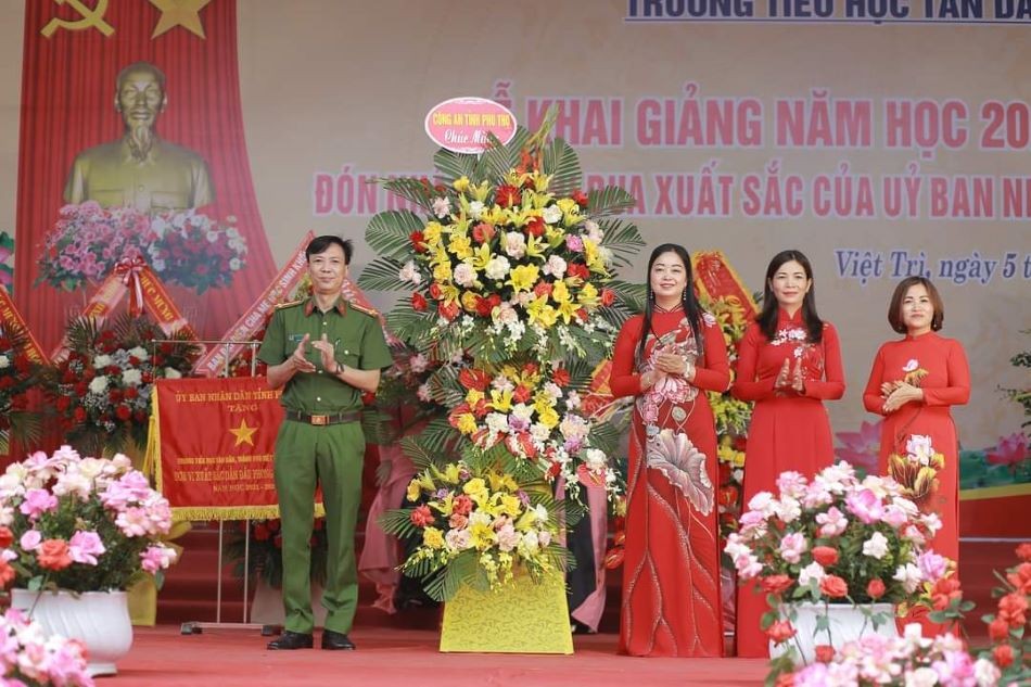 Trường tiểu học Tân Dân đón nhận Cờ thi đua của UBND tỉnh Phú Thọ tặng