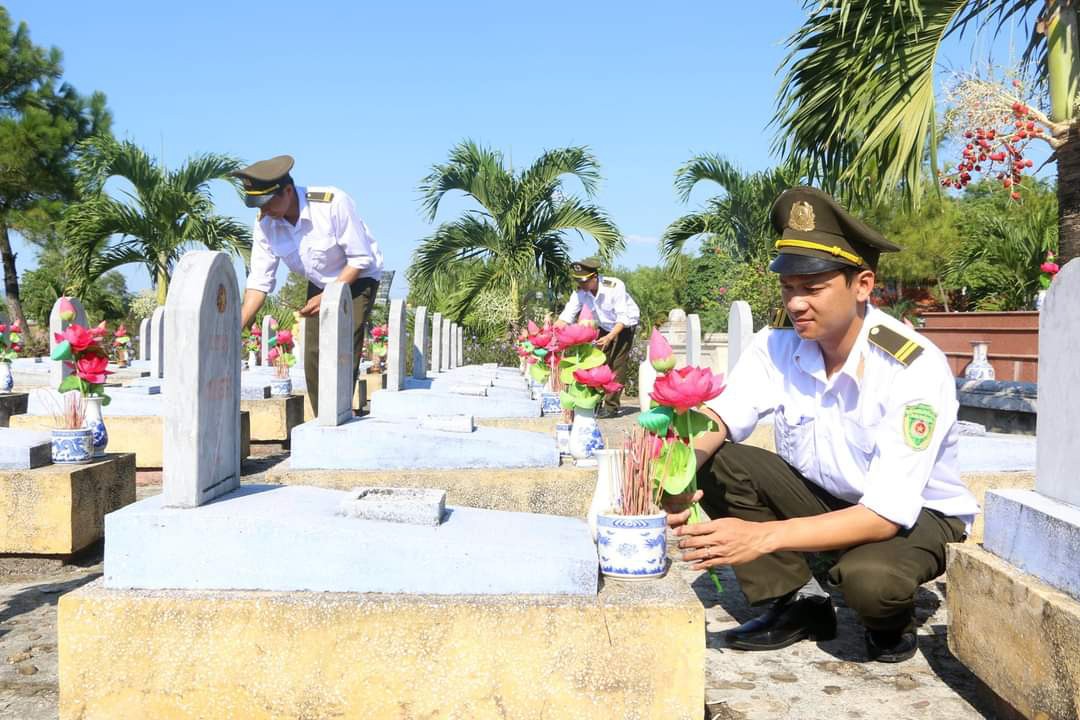 Anh Nguyễn Thế Lâm nối nghiệp cha chăm sóc các hương hồn liệt sĩ (Ảnh: NVCC).