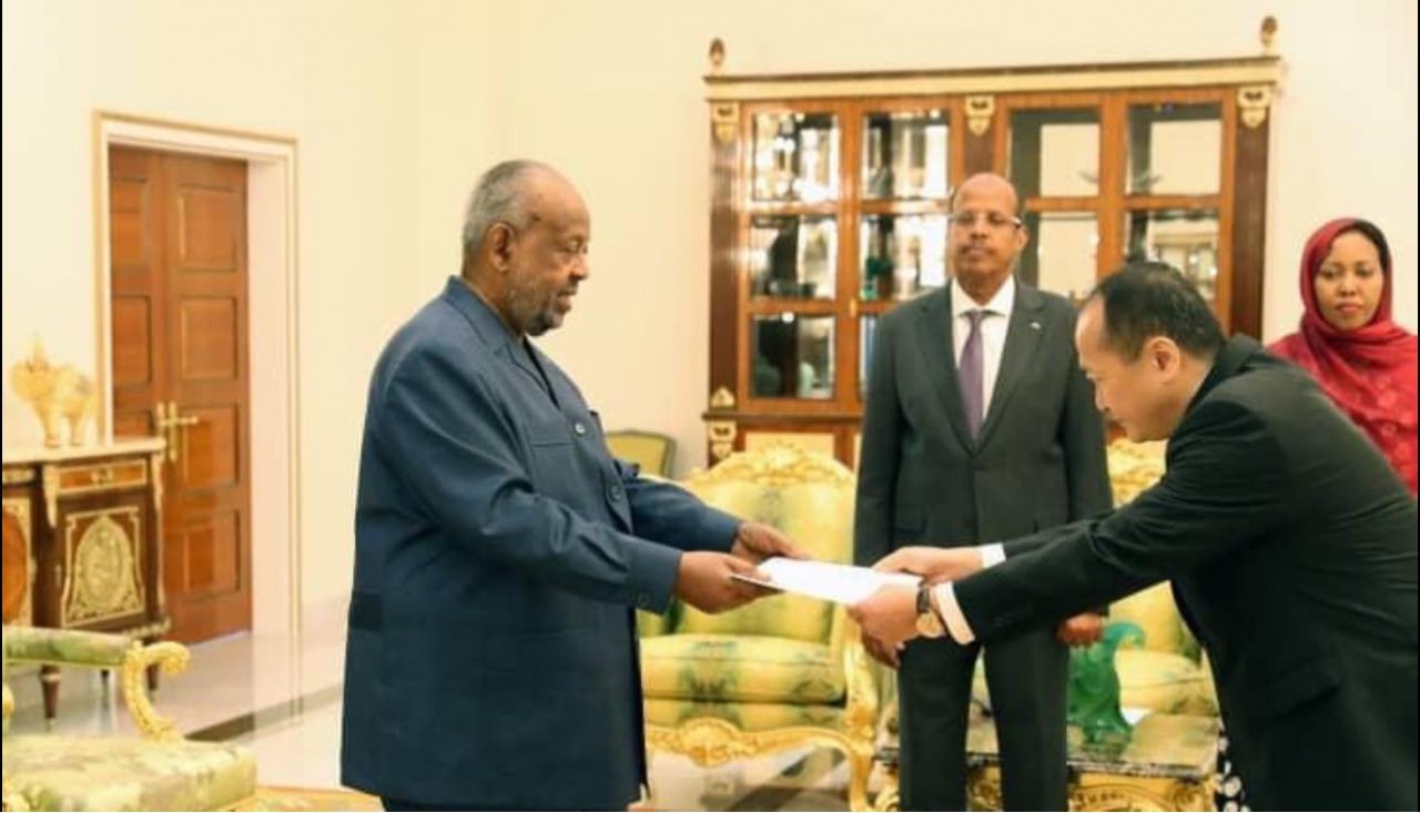 Đại sứ Nguyễn Huy Dũng trình Ủy nhiệm thư lên Tổng thống Ismail Omar Guelleh.