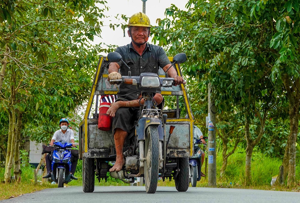 Người đàn ông 10 năm 'săn' ổ gà, chữa lành những con đường ở Cần Thơ