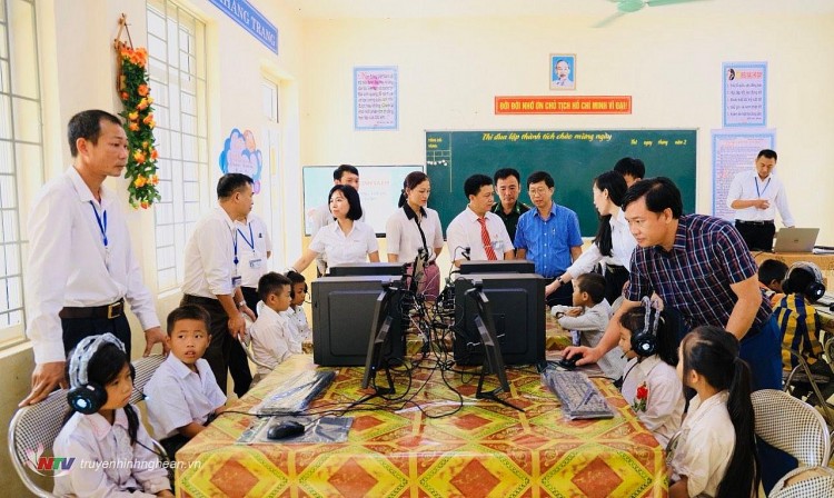 EVNGENCO1 tặng máy tính cho các trường học ở Tương Dương (Nghệ An)