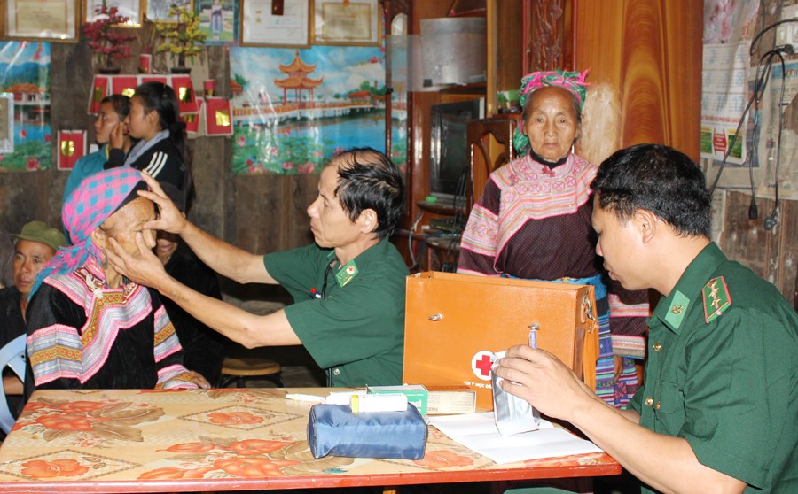 Quân y Đồn Biên phòng Tả Gia Khâu khám bệnh cho nhân dân.