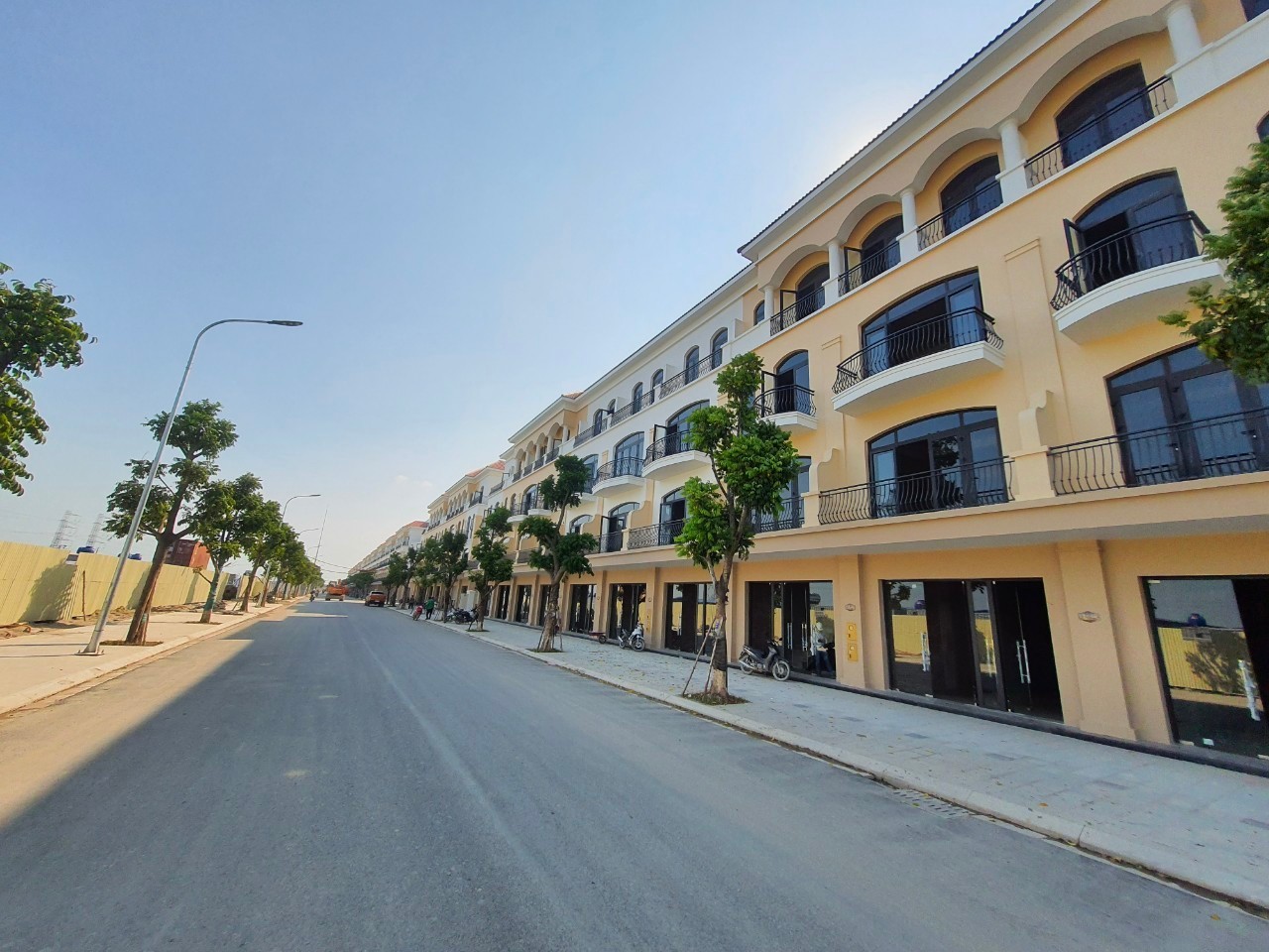 Thời điểm này, nhiều căn thấp tầng đã sẵn sàng chào đón các tân chủ nhân chuyển về nhà mới.