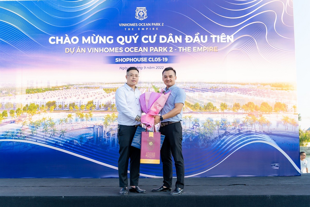 Khách hàng Thiều Ngọc Sơn nhận hoa và quà bàn giao từ Chủ đầu tư Vinhomes dành cho chủ nhân căn shophouse đầu tiên của dự án Vinhomes Ocean Park 2 – The Empire. 