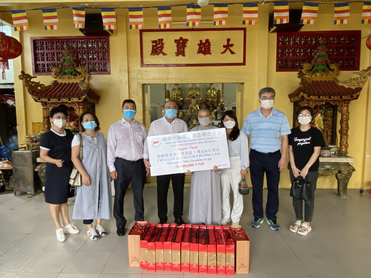 Hiệp hội doanh nghiệp Trung Quốc chi hội TP.HCM tặng quà, tiền mặt cho trẻ em, người già tại TP.HCM