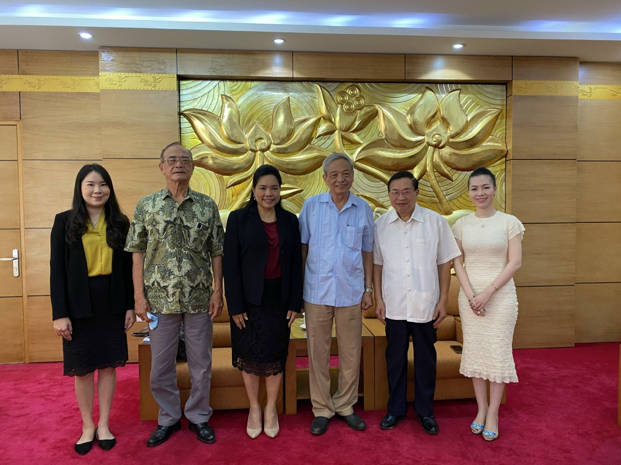 Các đại biểu chụp ảnh kỷ niệm.