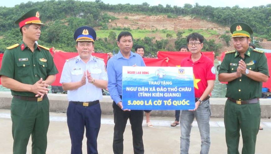 Trao tặng ngư dân đảo Thổ Châu 5.000 lá cờ Tổ quốc.
