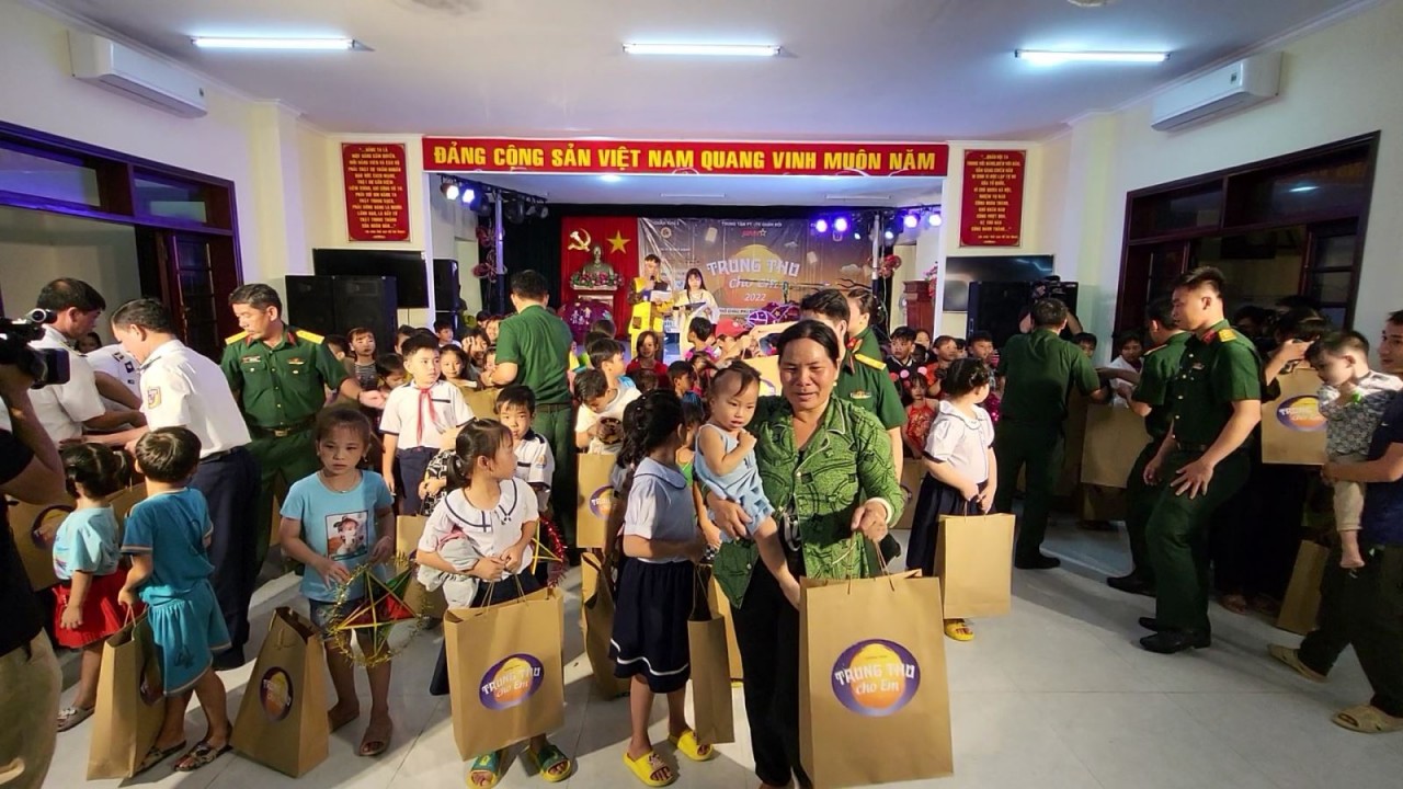 Cảnh sát biển tổ chức phá cỗ và tặng quà trung thu cho các cháu thiếu nhi trên xã đảo Thổ Châu. Ảnh: Khánh Nhân