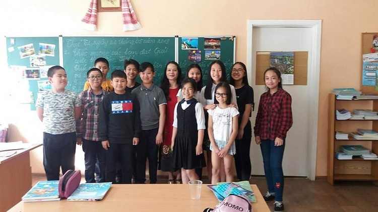 Nỗi lòng của cô giáo tiếng Việt xa trường lớp vì chiến tranh