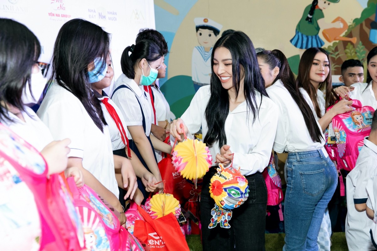 Hành động đẹp của các thí sinh càng làm lan tỏa sức nóng và thông điệp nhân văn của cuộc thi.
