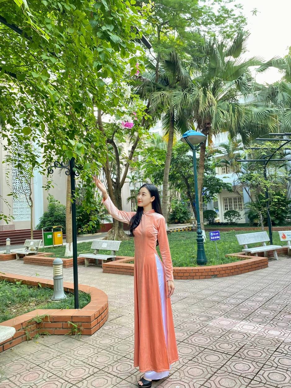 Sinh viên Lào, Campuchia duyên dáng trong áo dài Việt Nam