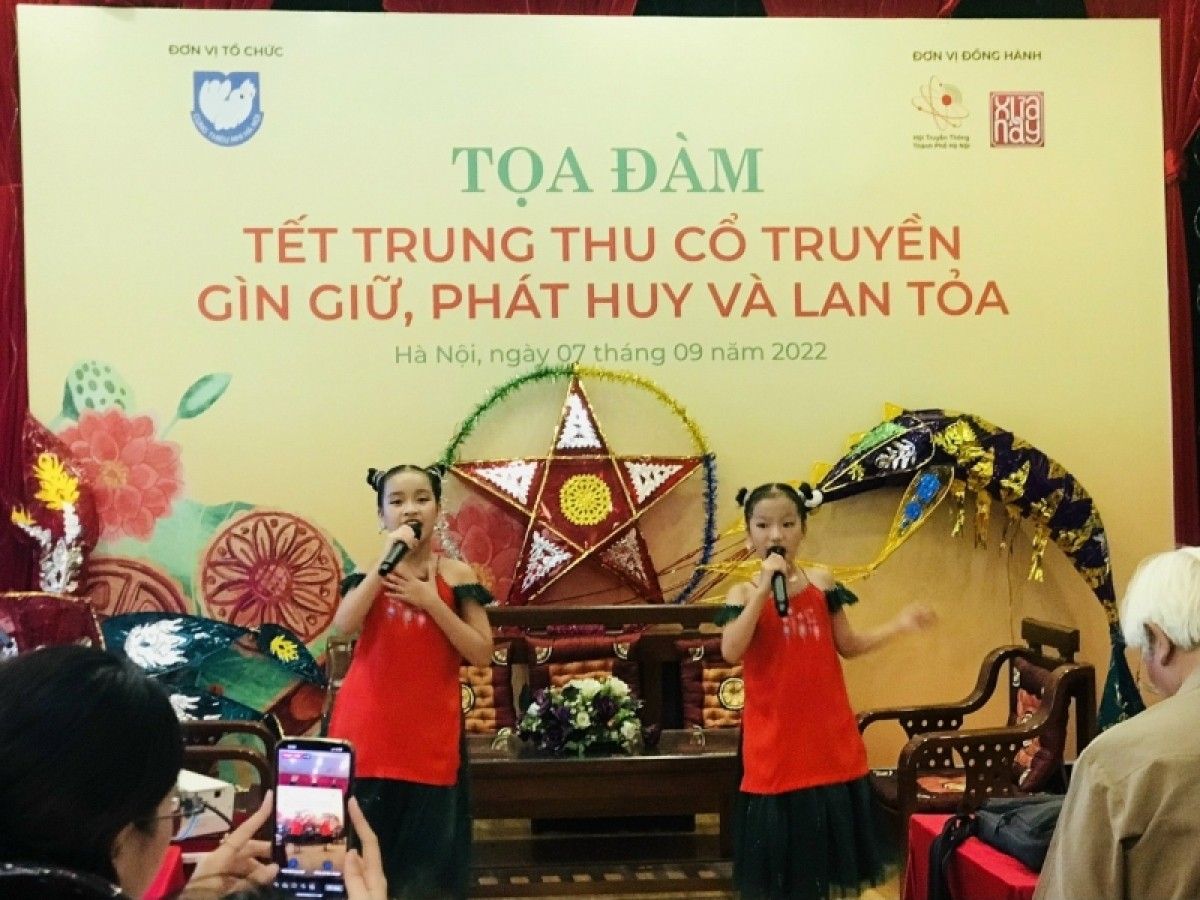 Một số tiết mục văn nghệ tại tọa đàm.
