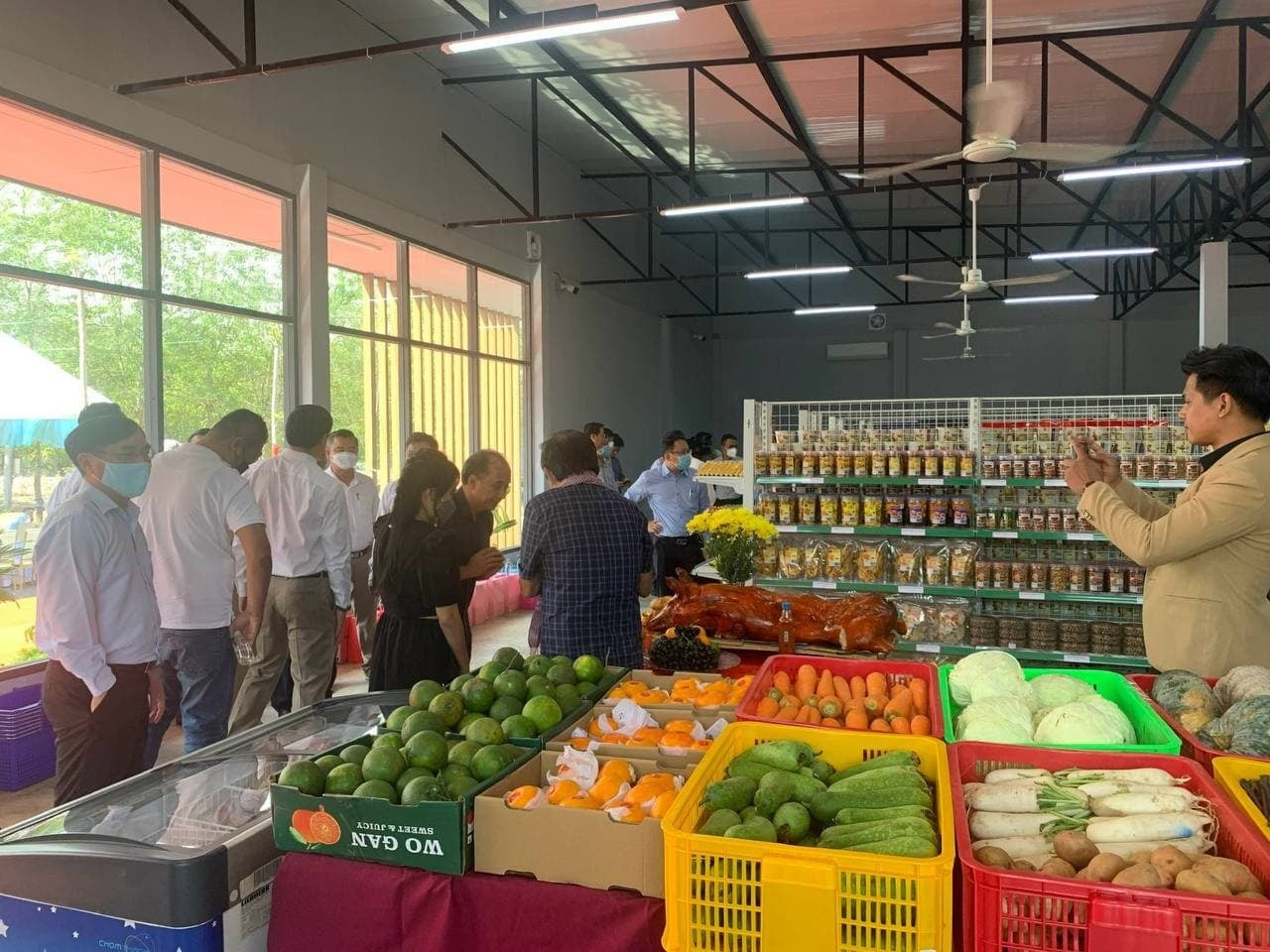 Siêu thị Green Mart ở tỉnh Kampong Thom (Campuchia) chuyên cung cấp các mặt hàng tiêu dùng thiết yếu, trong đó có hàng hóa Việt Nam (Ảnh: Đại sứ quán Việt Nam tại Cmapuchia).