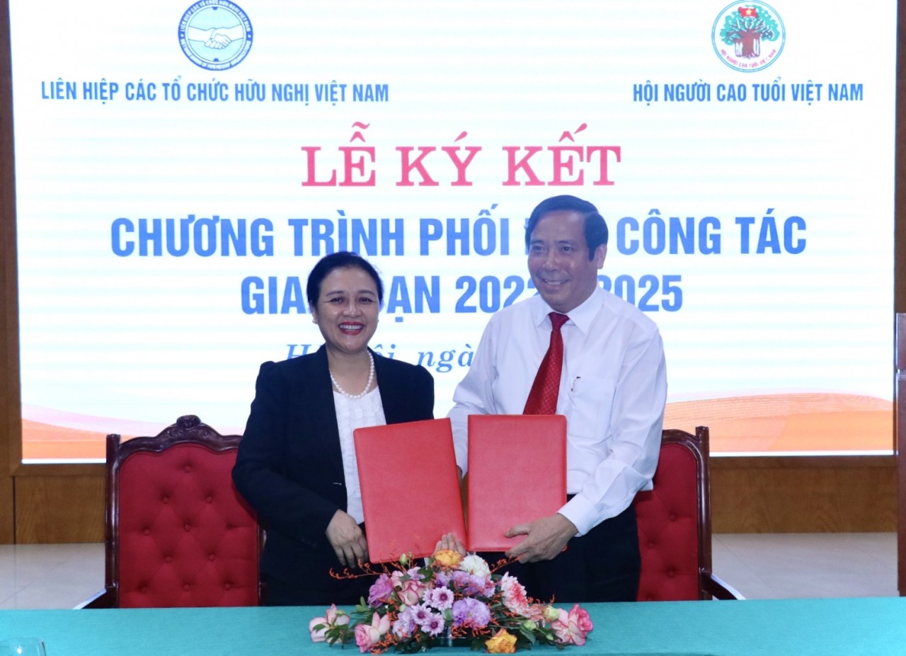 Chủ tịch Liên hiệp các tổ chức hữu nghị Việt Nam Nguyễn Phương Nga và Chủ tịch Hội Người cao tuổi Việt Nam Nguyễn Thanh Bình ký kết chương trình phối hợp công tác giai đoạn 2022 – 2025 (Ảnh: Thu Hà).