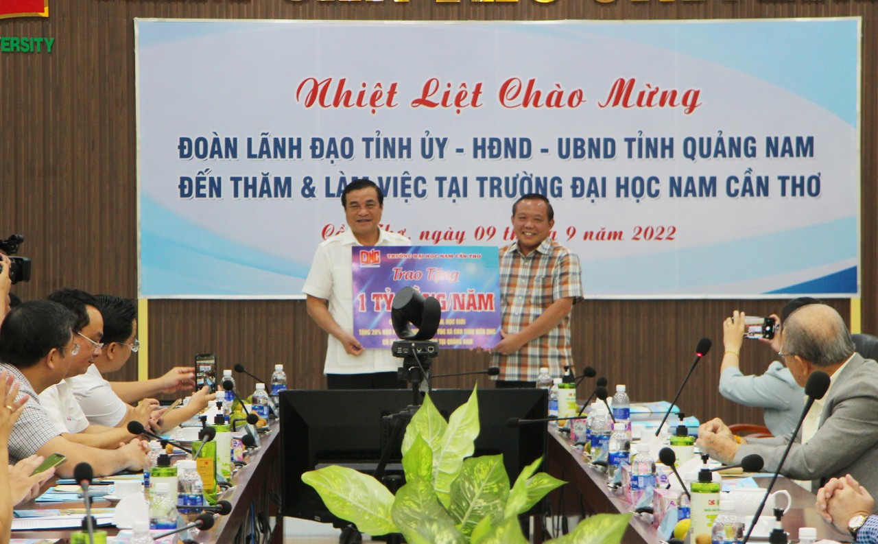 Cần Thơ: Tặng học bổng 1 tỷ đồng mỗi năm cho học trò nghèo, học giỏi tỉnh Quảng Nam