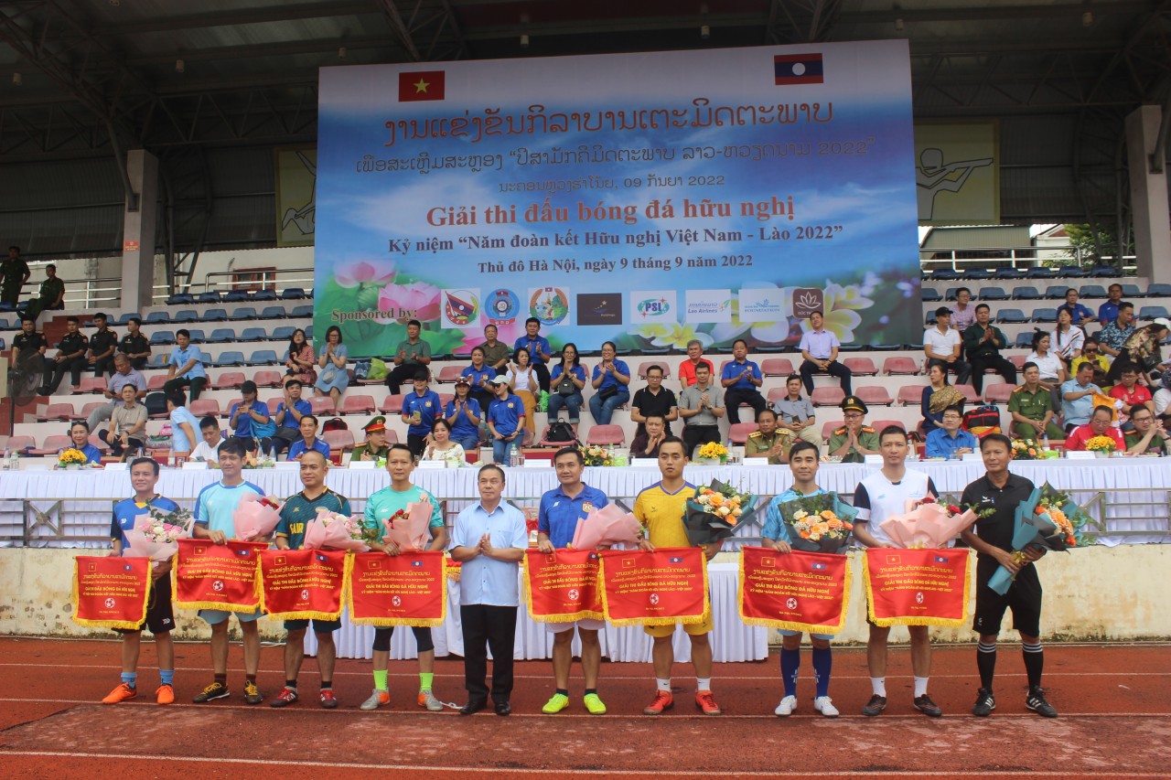 Đại sứ quán Lào tổ chức thi đấu bóng đá Hữu nghị Việt Nam - Lào 2022