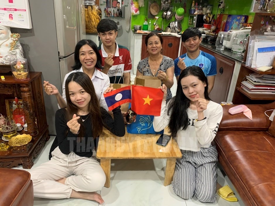 Hình ảnh đẹp của gia đình Việt – Lào.